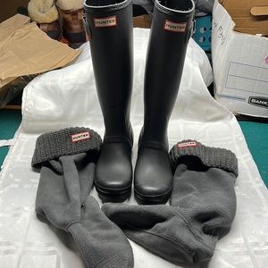 Size 7 Tall Hunter Rain Boots with Tall Fleece Boot liners